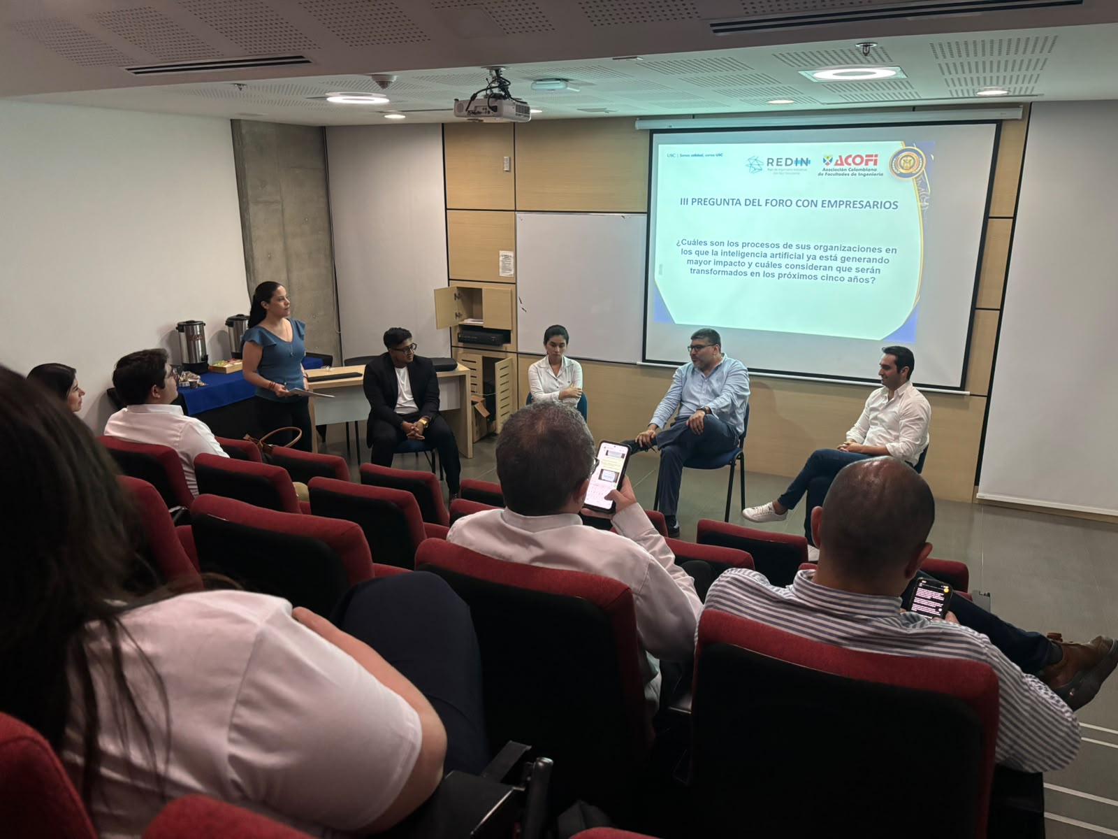 Panel con empresarios sobre inteligencia artificial