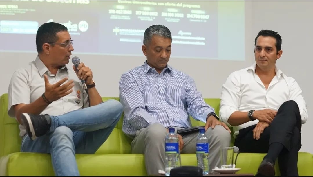 Óscar Gamboa en un panel de conversación sobre IA